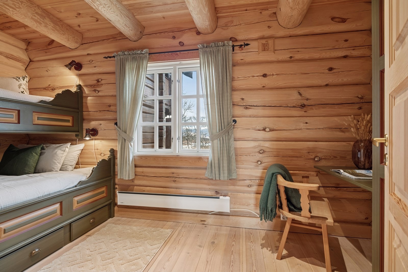 Hytta er inndelt i soner med en egen soveromsfløy i første etasje som rommer tre soverom og et bad. Galleribilde