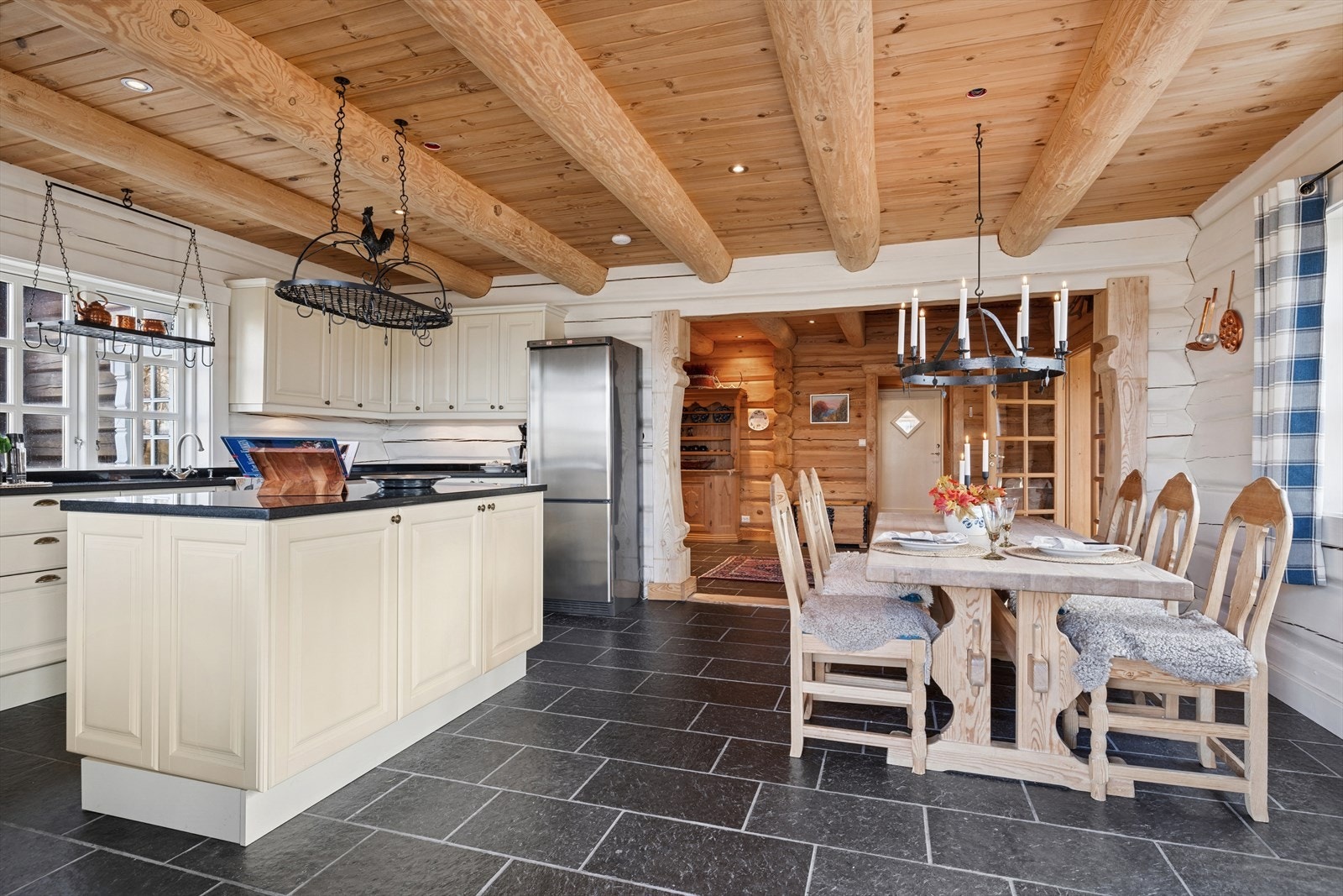 Den solide kjøkkenøya gir ekstra arbeidsplass og fungerer som et naturlig samlingspunkt. Benkeplatene i stein tilfører et elegant preg, og sammen med integrerte hvitevarer får du en praktisk og stilren løsning. Oppvaskkummen er nedsenket i metall - et det Galleribilde