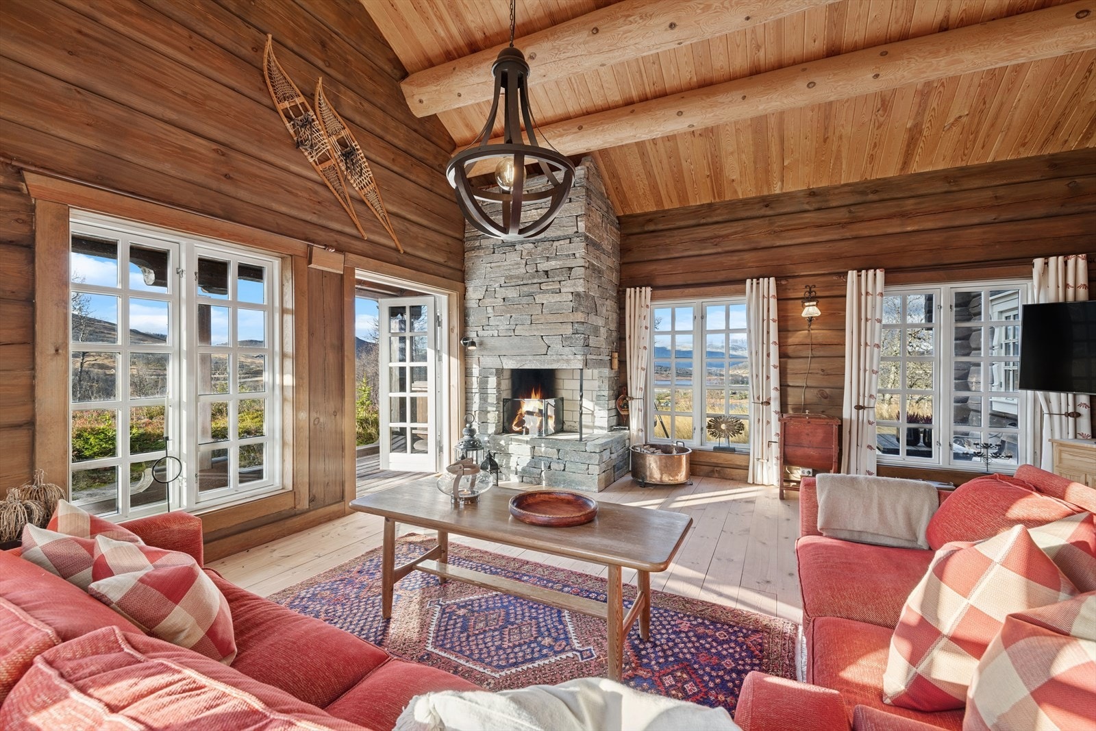 Når du entrer rommet, trekkes blikket umiddelbart mot de høye vinduene og panoramautsikten mot Uvatn - en opplevelse som er like magisk hver gang. Galleribilde