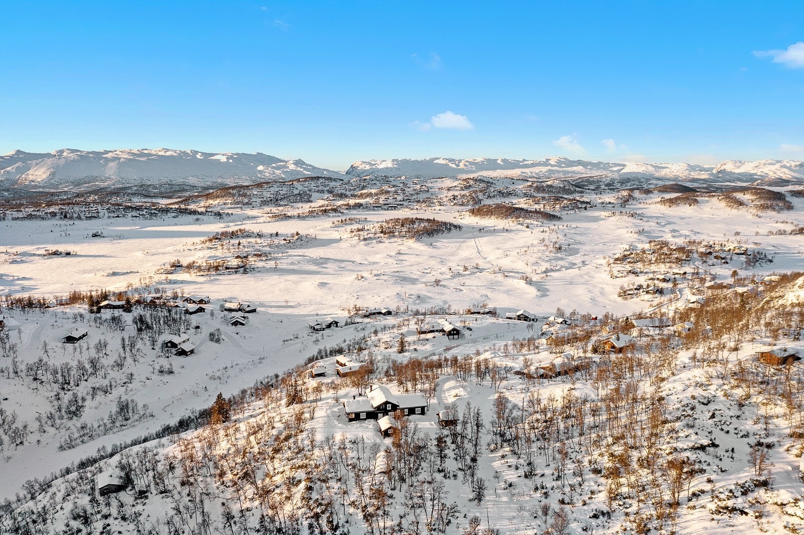 Her ligger hytta majestetisk på toppen, med direkte tilgang til tur- og langrennsløyper - en perfekt beliggenhet for friluftsliv og utsikt i alle retninger. Galleribilde
