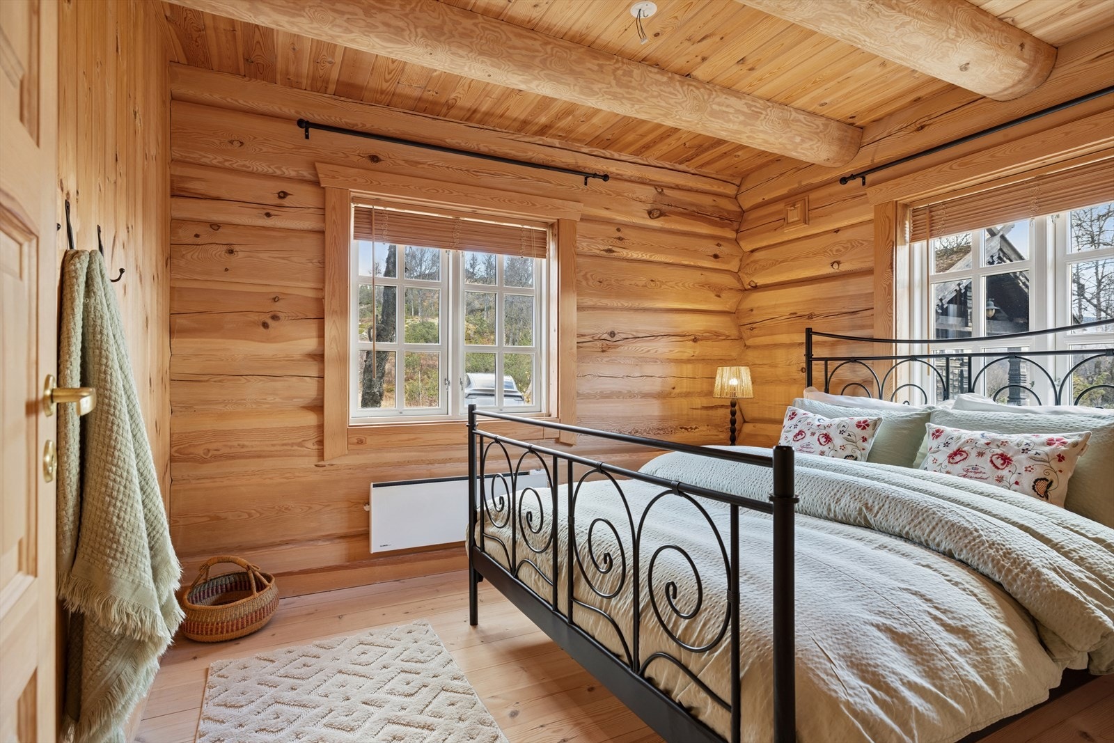 Hytta har fire romslige soverom, alle med god plass og høy komfort. Galleribilde