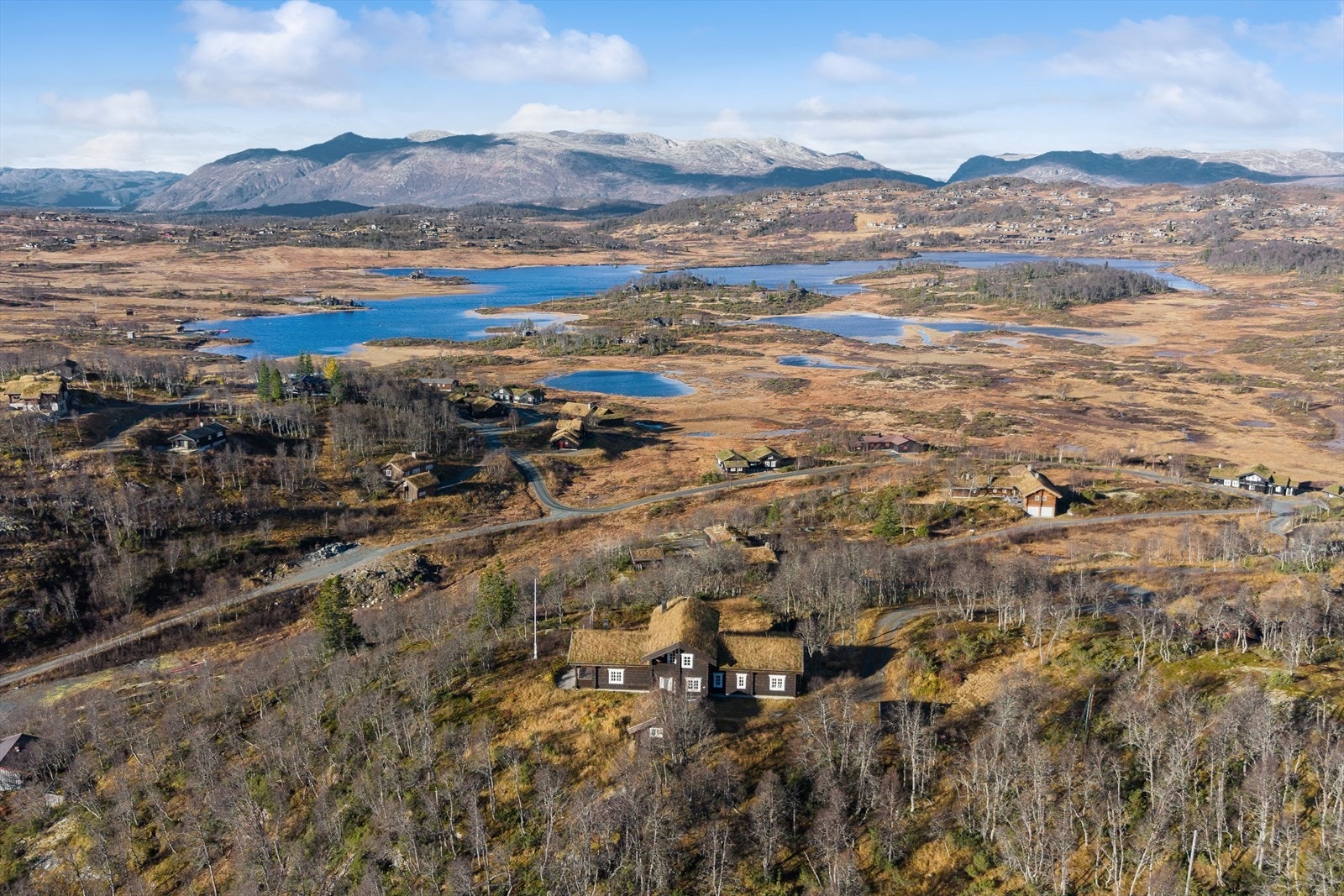 Hytta ligger høyt og fritt med flott utsikt over fjell, vann og vidstrakt natur. Beliggenheten gir god avstand til naboer og nærhet til turterreng Galleribilde