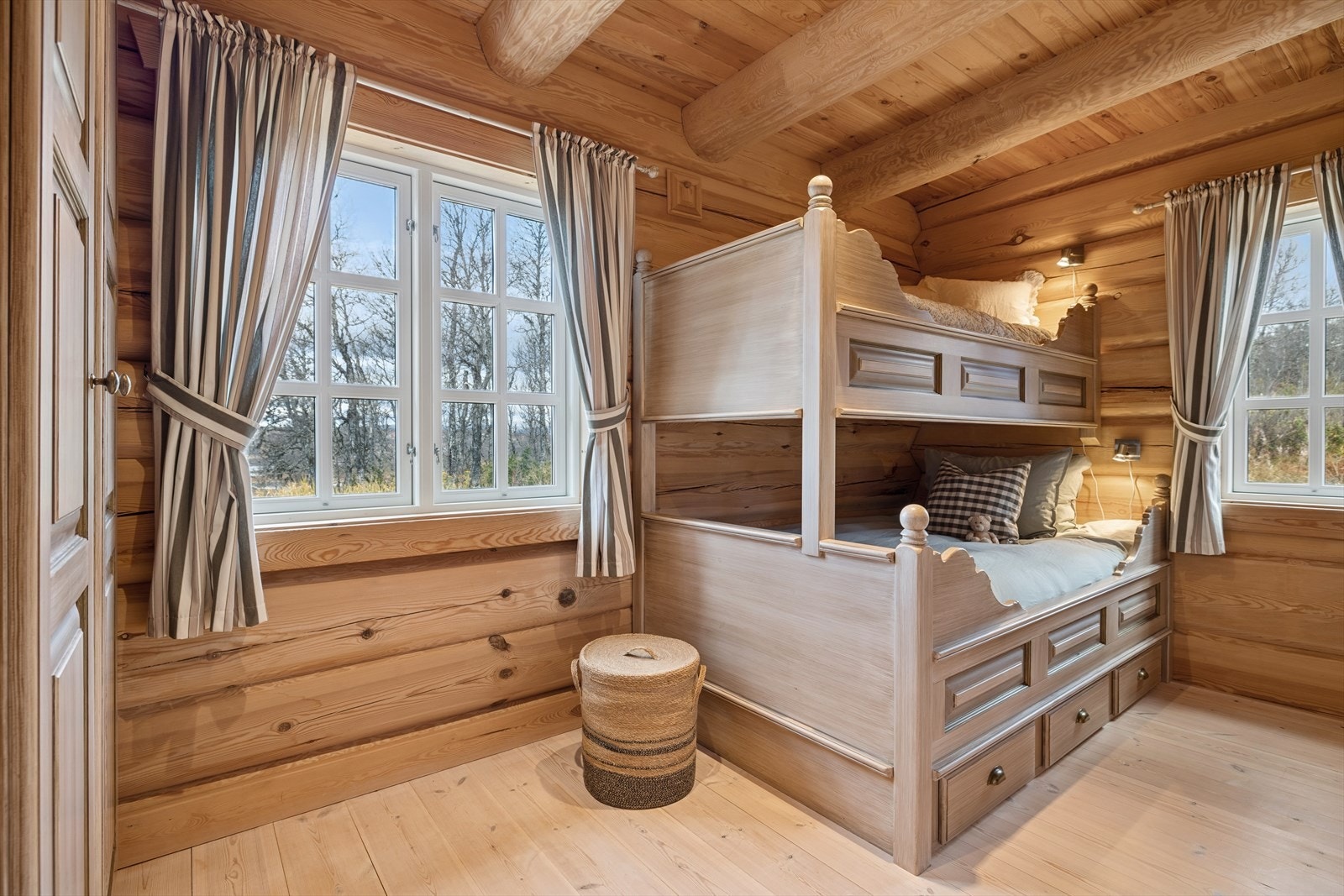 Alle soverommene har garderobeløsninger, og det er god plass til dobbeltseng i hvert rom. I dag er to av rommene innredet med familiekøyer, mens ett rom har dobbeltseng, alle med garderobeløsning. Galleribilde