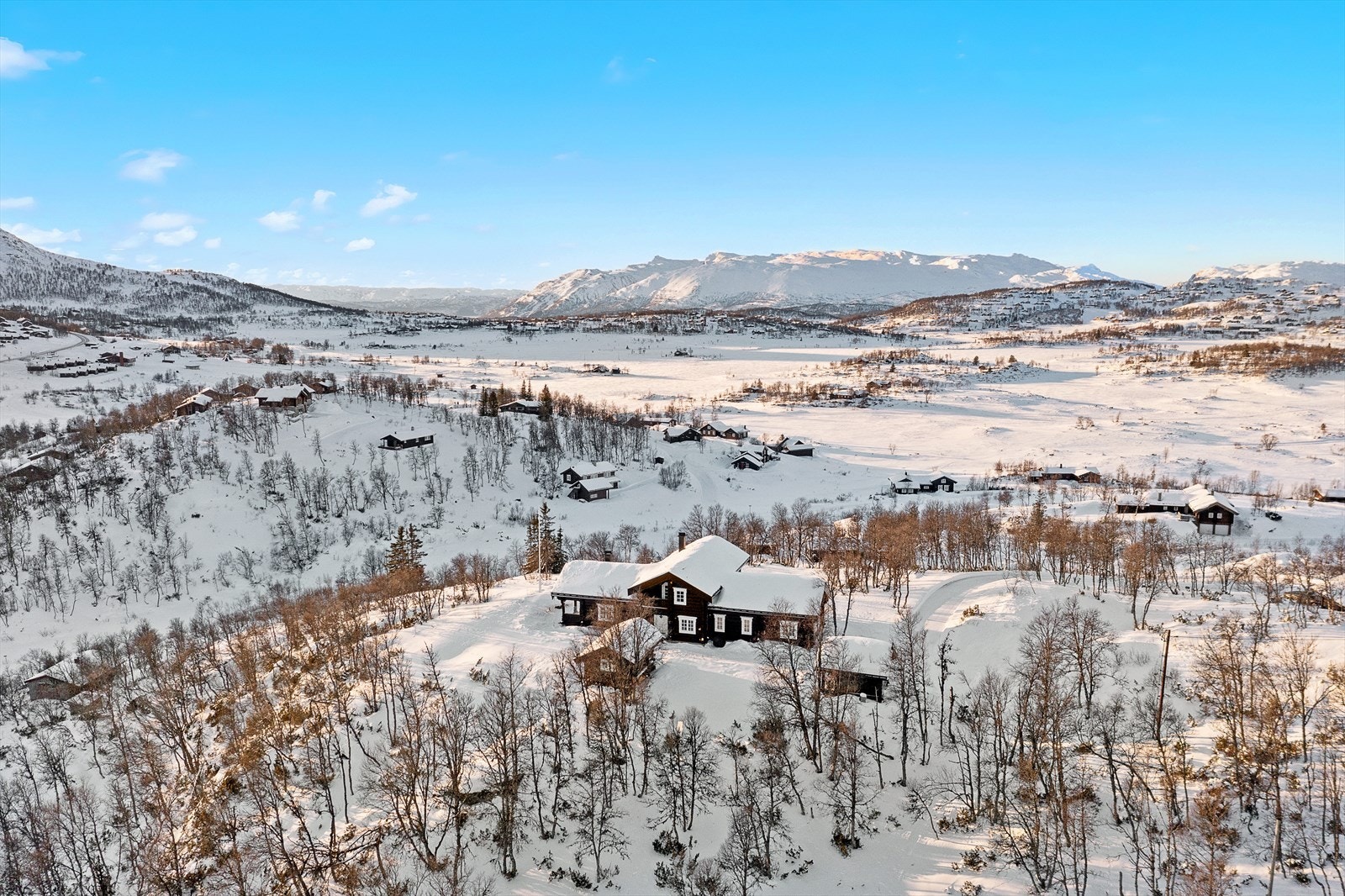 Unik beliggenhet mot byggegrense med åpent landskap rundt hele hytta. Fritt utsyn, gode solforhold og maksimal følelse av privatliv. Galleribilde