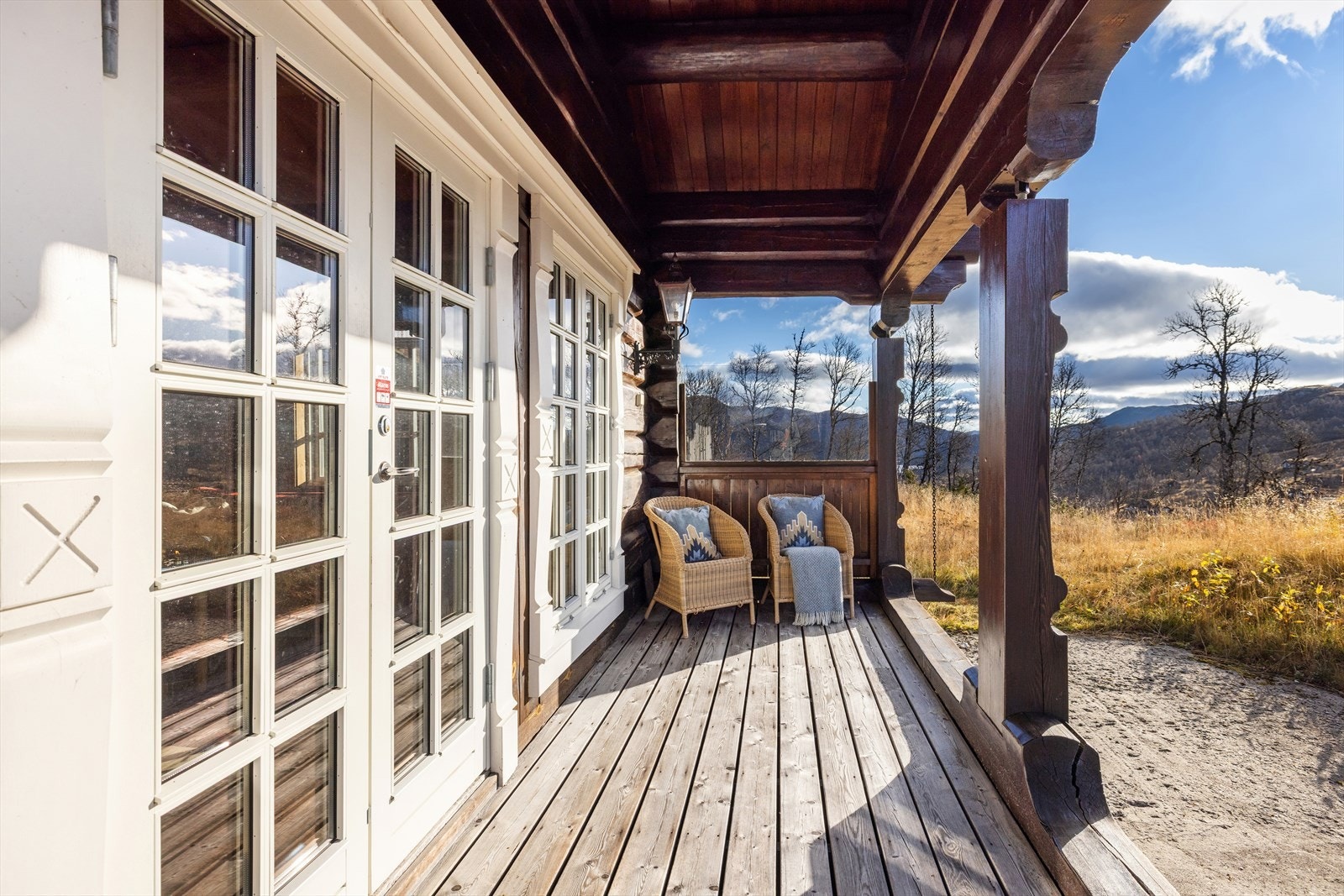 Overbygd veranda med direkte utgang fra stuen . Galleribilde