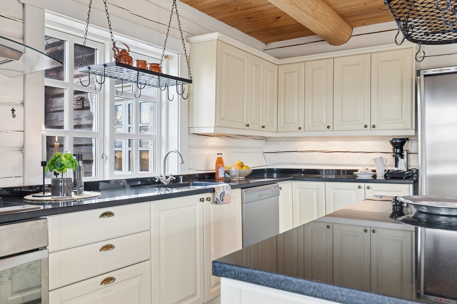 Her er det lagt vekt på både funksjonalitet og hygge. Den åpne grua på kjøkkenet gir ekstra atmosfære, og utgangen til uteområdet gjør det enkelt å nyte morgenkaffen på solfylte sommerdager. Galleribilde