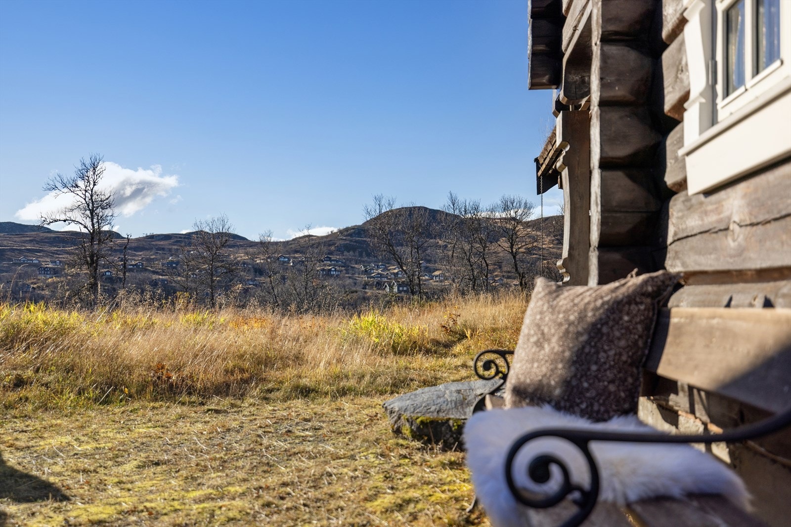 Hyttas beliggenhet på toppen sørger for sol fra morgen til kveld. Her finner du flere uteplasser hvor du kan nyte solen hele dagen. Galleribilde