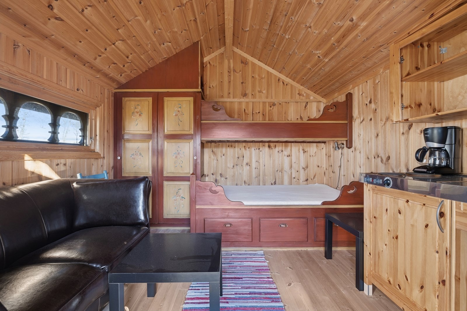 Annekset er innredet som et gjestehus med plassbygd seng, garderobeskap, hybelkjøkken og en liten salong - perfekt for overnatting og ekstra komfort.
Det gjøres oppmerksom på at bygningen ikke er godkjent for varig opphold, da den er registrert som uthus. Galleribilde