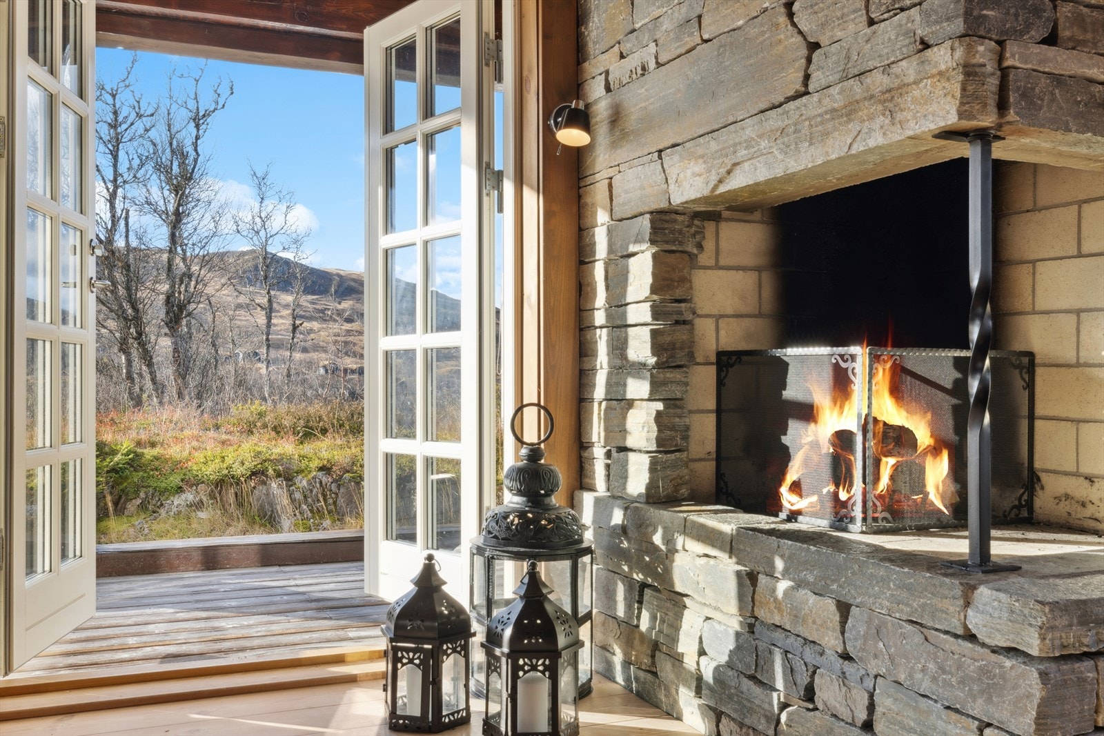 Vinduer fra flere himmelretninger gir naturlig lys gjennom hele dagen, og den åpne himlingen med synlige bjelker skaper en luftig og eksklusiv atmosfære. Galleribilde