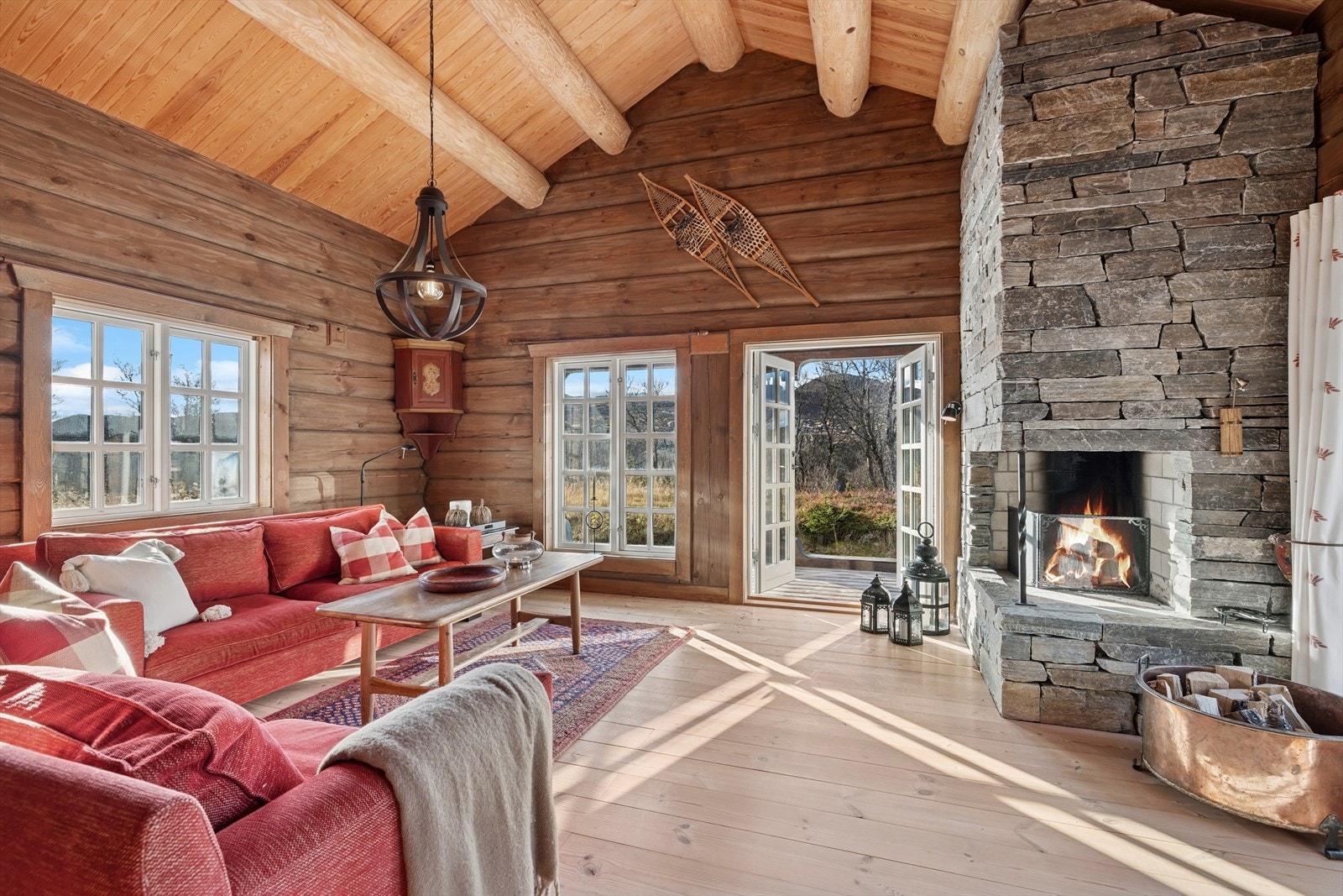 Stuen er lys og innbydende med store vindusflater som slipper inn rikelig med dagslys og gir en fantastisk utsikt mot fjellene. Galleribilde