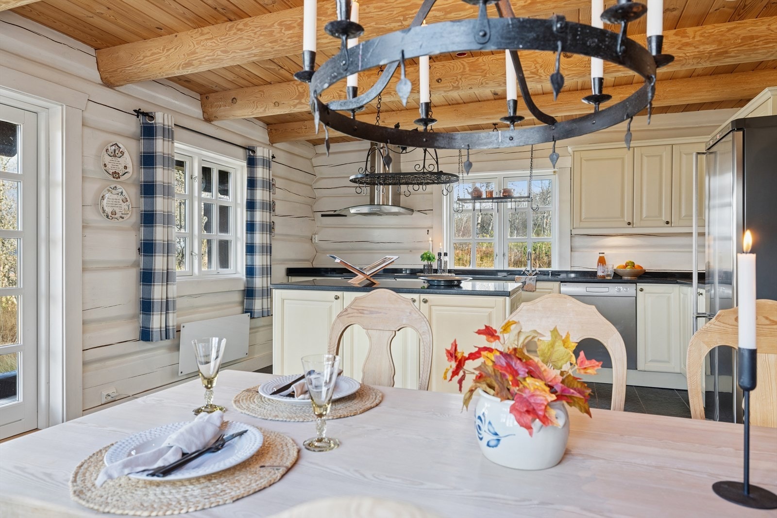 På hytta har vi god tid - hverdagsstresset legges igjen hjemme, og vi samles rundt bordet for gode og lange måltider. Dette kjøkkenet er som skapt for nettopp det. Galleribilde