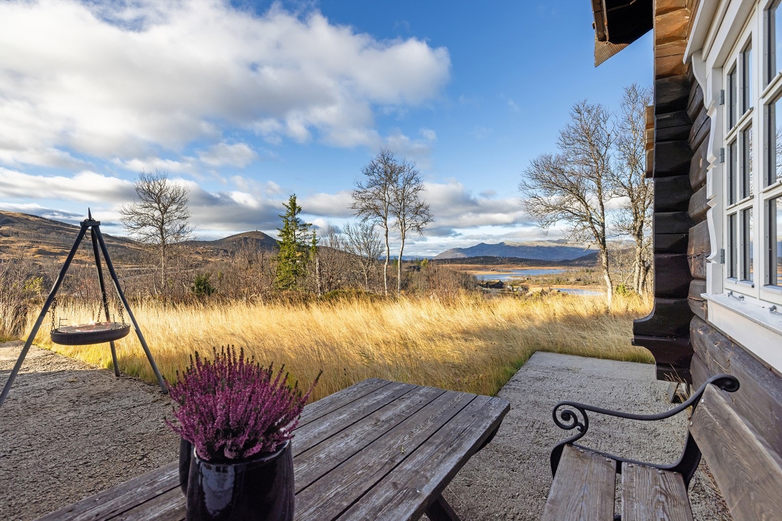 Her er du sikret usjenerthet & avstand med byggegrense på 50 meter rundt eiendommen. Galleribilde