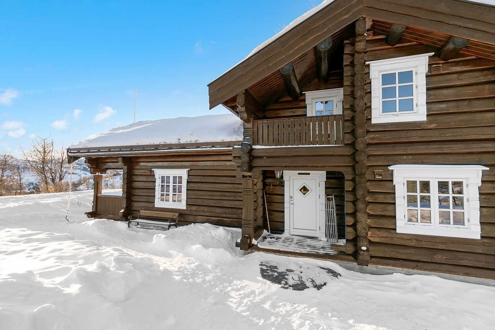 Overbygget inngangsparti med tilknyttet sportsbod - en gjennomtenkt og praktisk løsning som passer perfekt til et aktivt hytteliv. Galleribilde