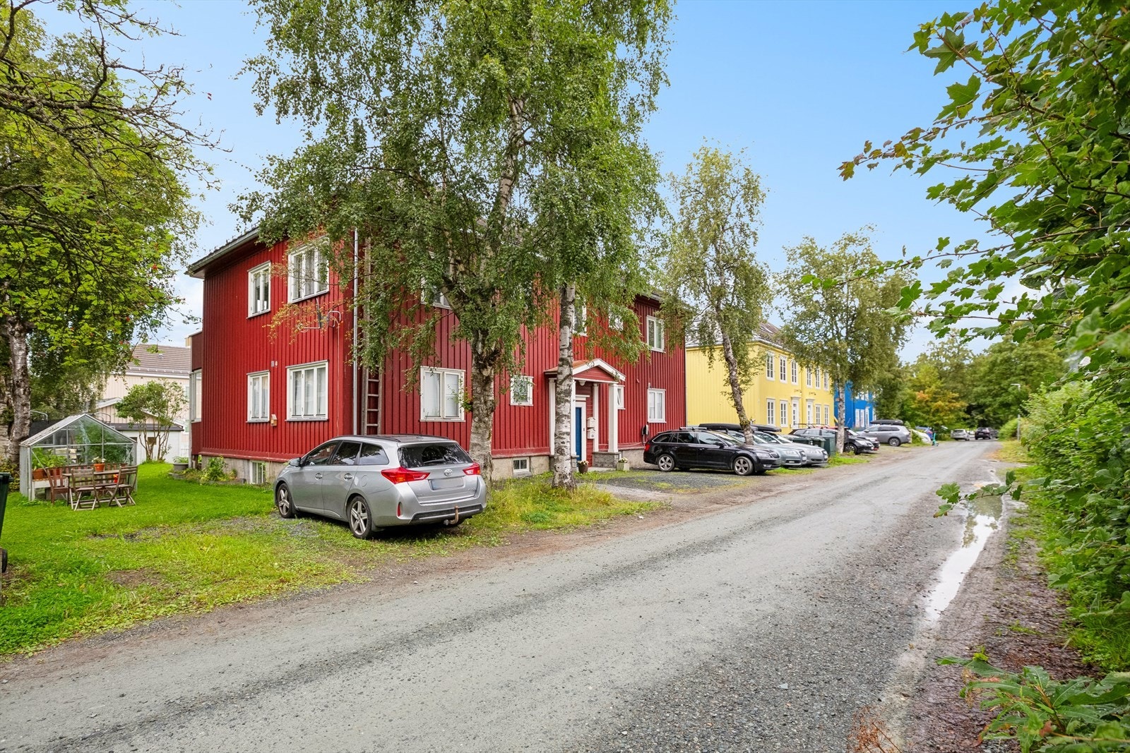 Her får du en leilighet med gangavstand til sentrum, servicetilbud og kollektivtransport som kan ta deg til hvor som helst i Trondheim. Du har også egen biloppstillingsplass rett utenfor inngangsdøren. Her er det fint å bo! Galleribilde