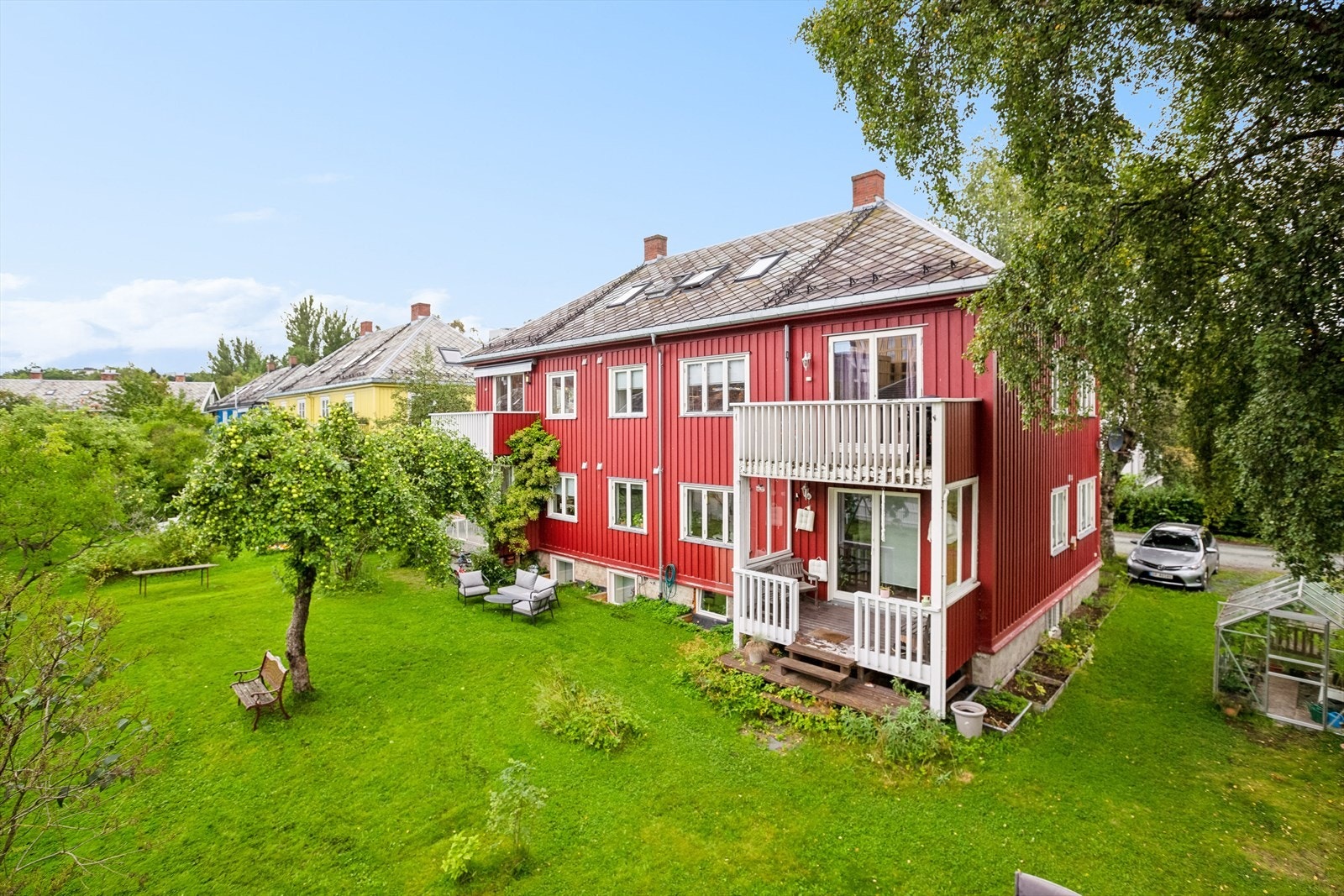 Pent uteareal med god plass til lek, moro og hyggelige aktiviteter, perfekt for både små og store. Galleribilde