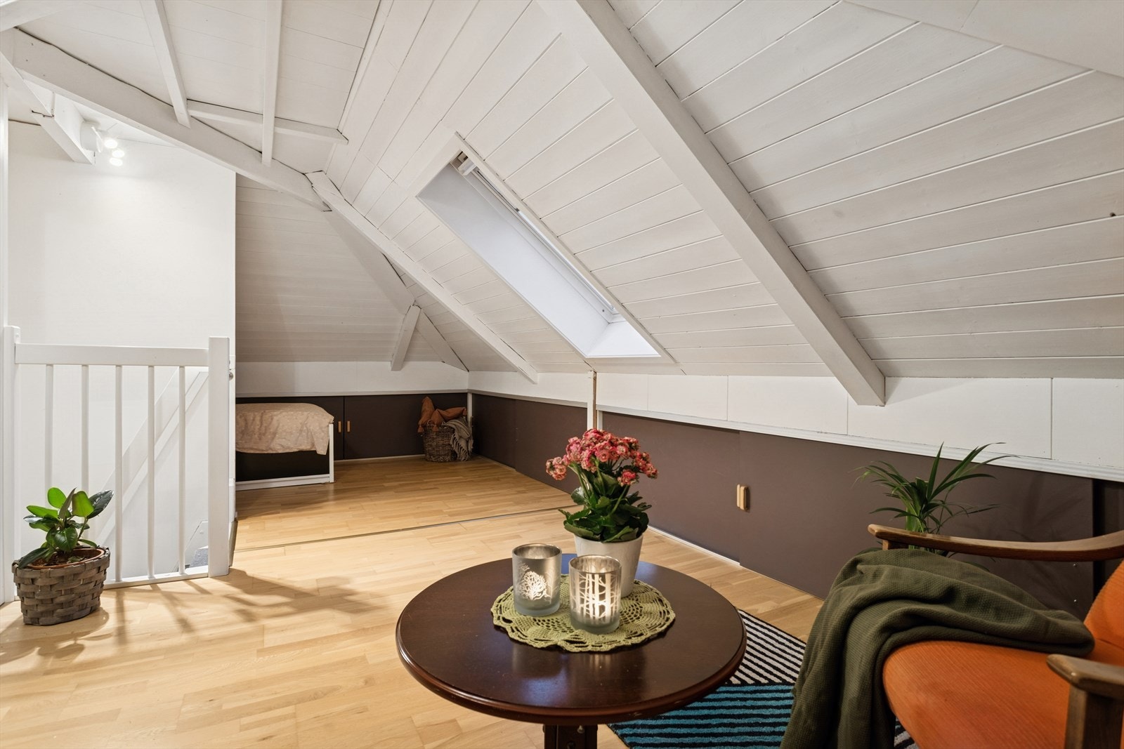 Videre opp kommer man til leilighetens loftsetasje. Det er trapp fra hovedplanen, men det er også en egen inngang. Loftetasjen består stue, soverom som også kan brukes som kjøkken, bad/vaskerom og gang. Galleribilde