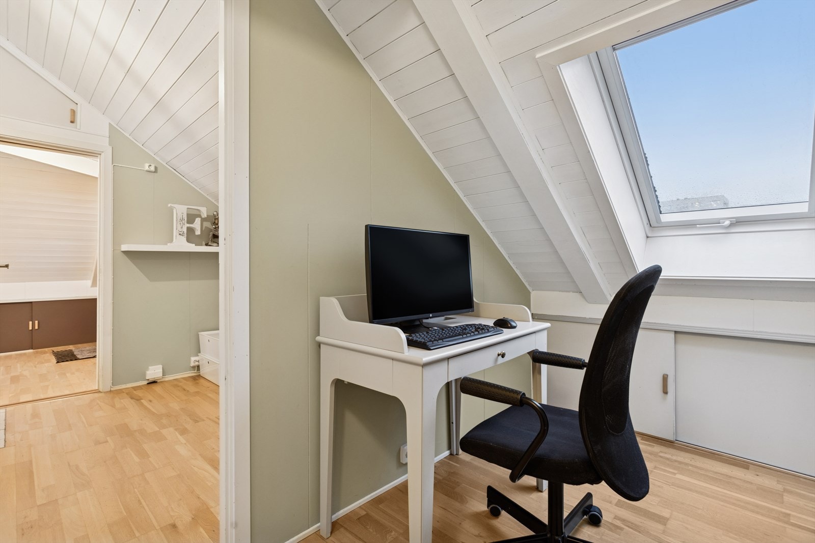 Loftetasjen har skråtak med takvinduer som gir godt lysinnslipp og utsikt. Plass til kontorpult gjør rommet egnet som arbeidsområde. Galleribilde