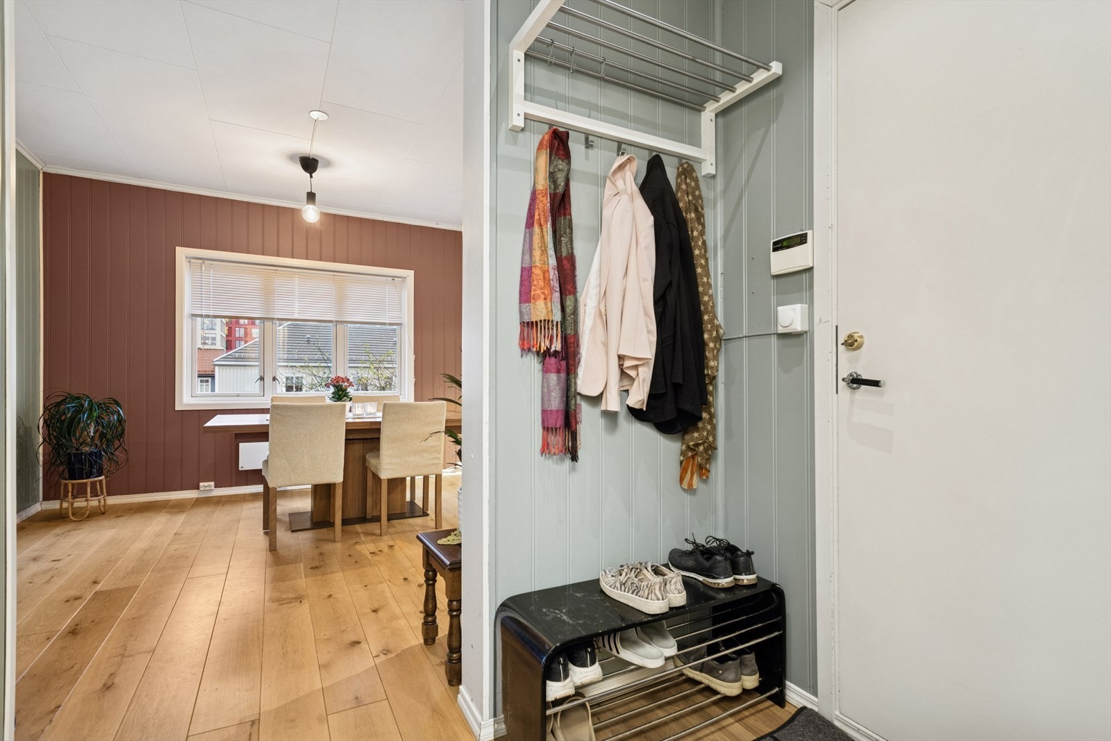 Lys og fin entre med plass til å henge fra seg yttertøy og sette fra seg sko. Galleribilde