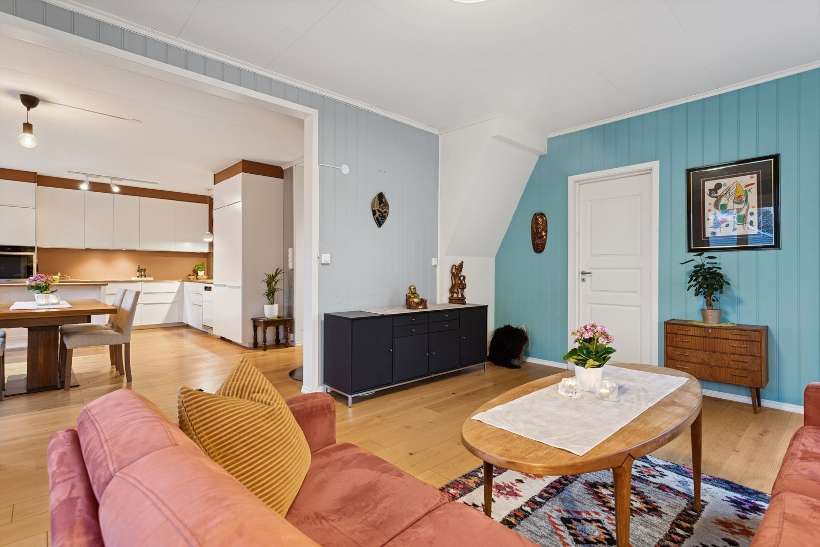 Åpen og praktisk planløsning mot kjøkkenet gir rommet en sosial karakter. Her kan du bo for kr 4 010,- pr. mnd. i felleskostnader, inkl. bla. kommunale avgifter og felles husforsikring. Galleribilde