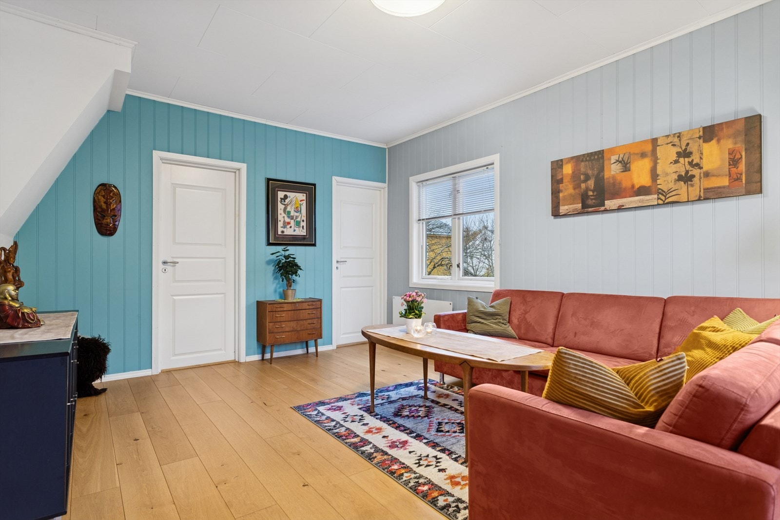 Fra stuen har man inngang til soverommet i hovedetasjen og leilighetens walk-in-closet. Galleribilde