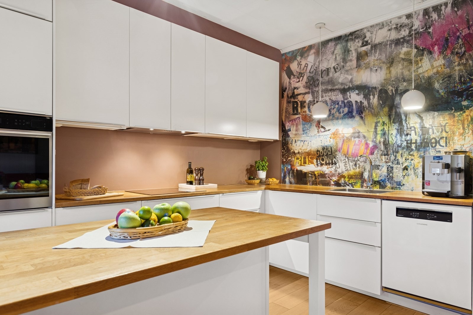 Kjøkkenet er nytt fra 2013, og har hvitevarer som kombiskap, oppvaskmaskin og stekeovn, som medfølger i handelen. Et kjøkken med farger, energi og personlighet med dette flotte grafittipreget. Galleribilde