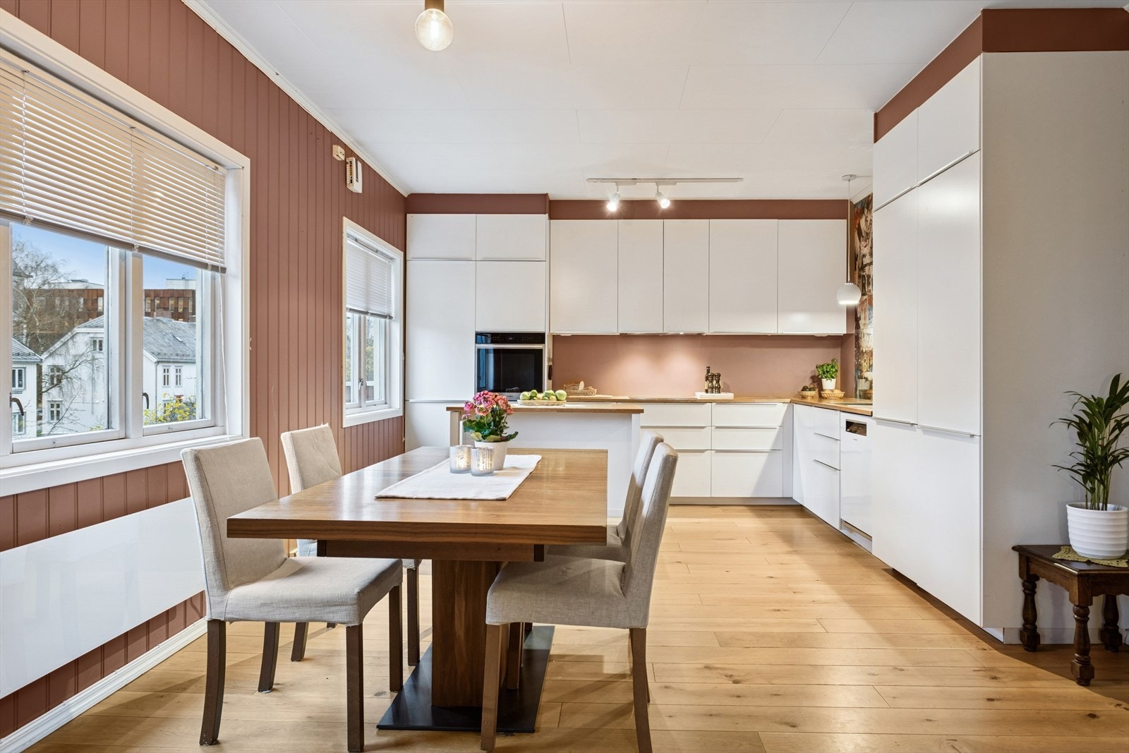 Her er det god plass til en større spisegruppe, med mulighet for å utvide når venner og familie inviteres hjem på middag. Galleribilde