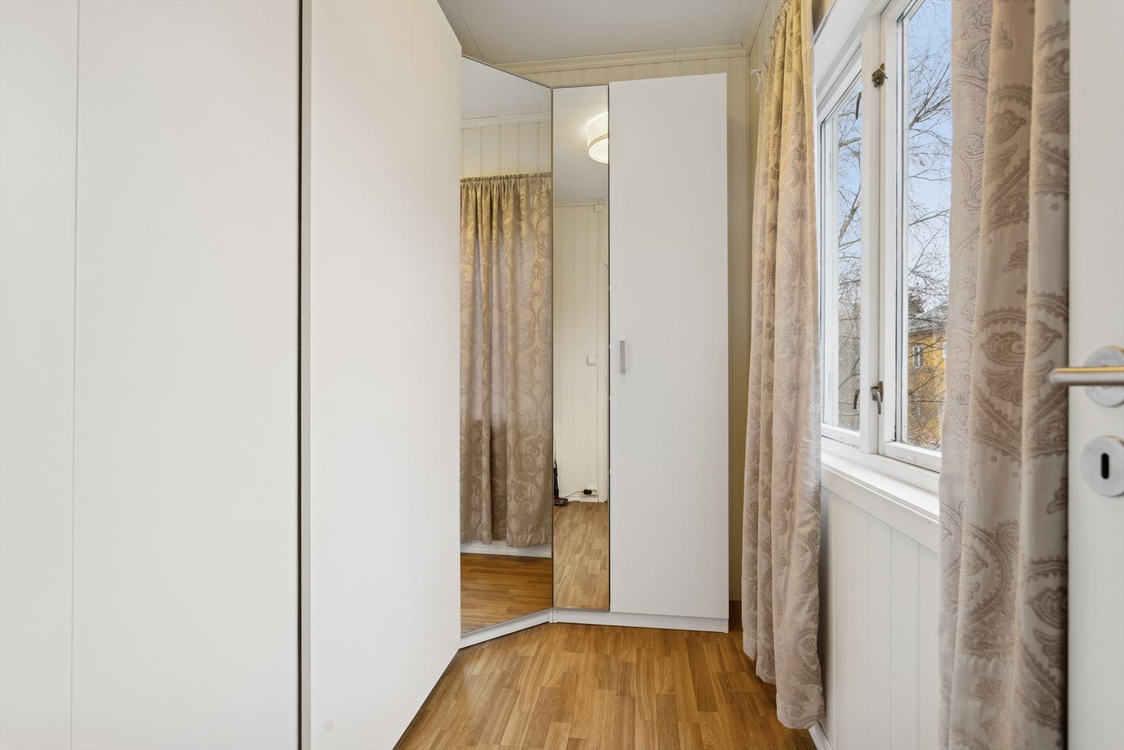 God garderobeløsning med speildører gir praktisk oppbevaring i rommet. Galleribilde