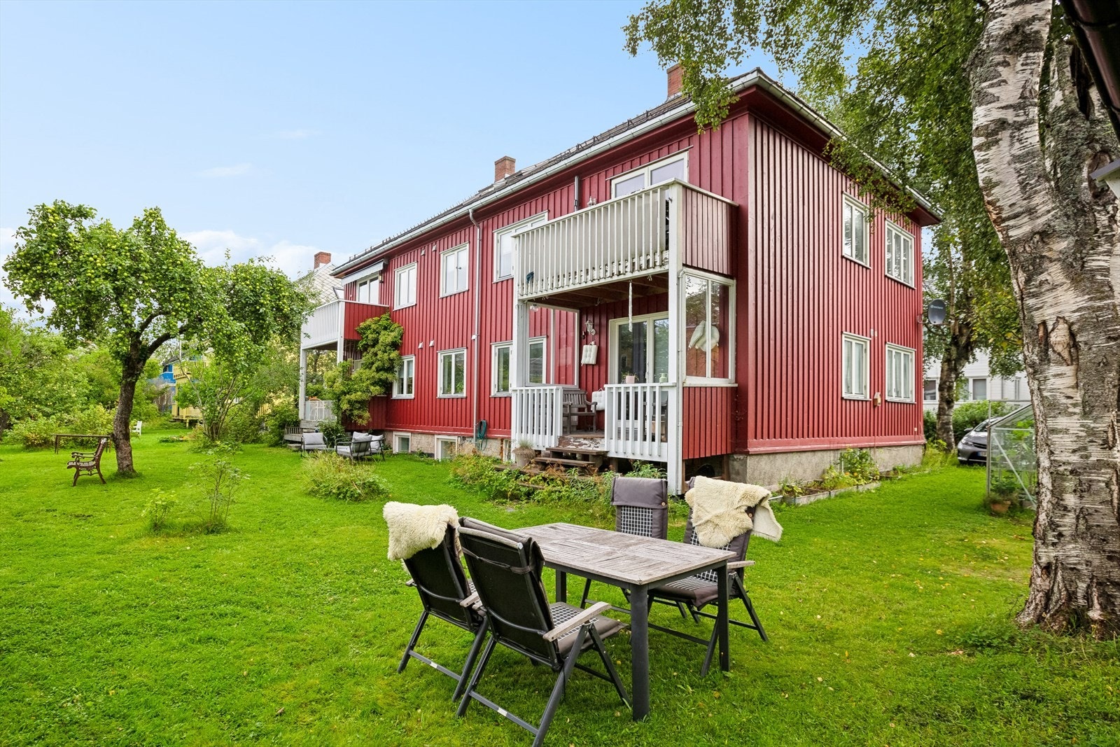 Koselig uteplass for gode måltider og hyggelige stunder på varme sommerdager. . Galleribilde