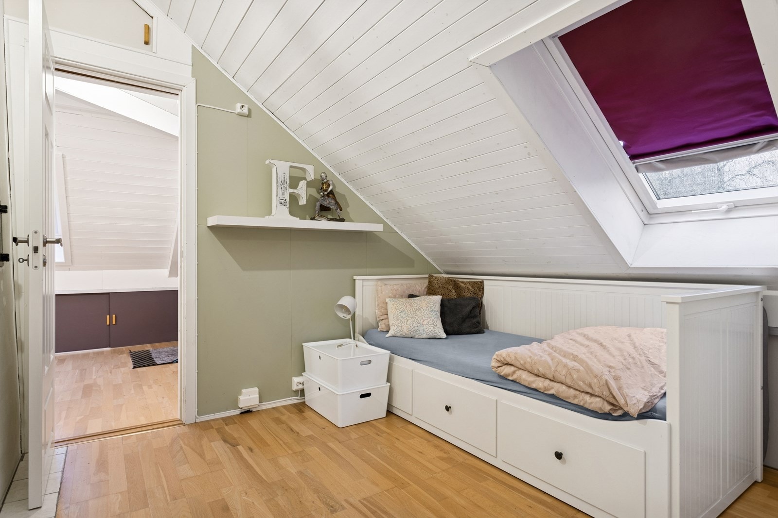 Lyst og trivelig soverom med takvindu og skråtak. Galleribilde