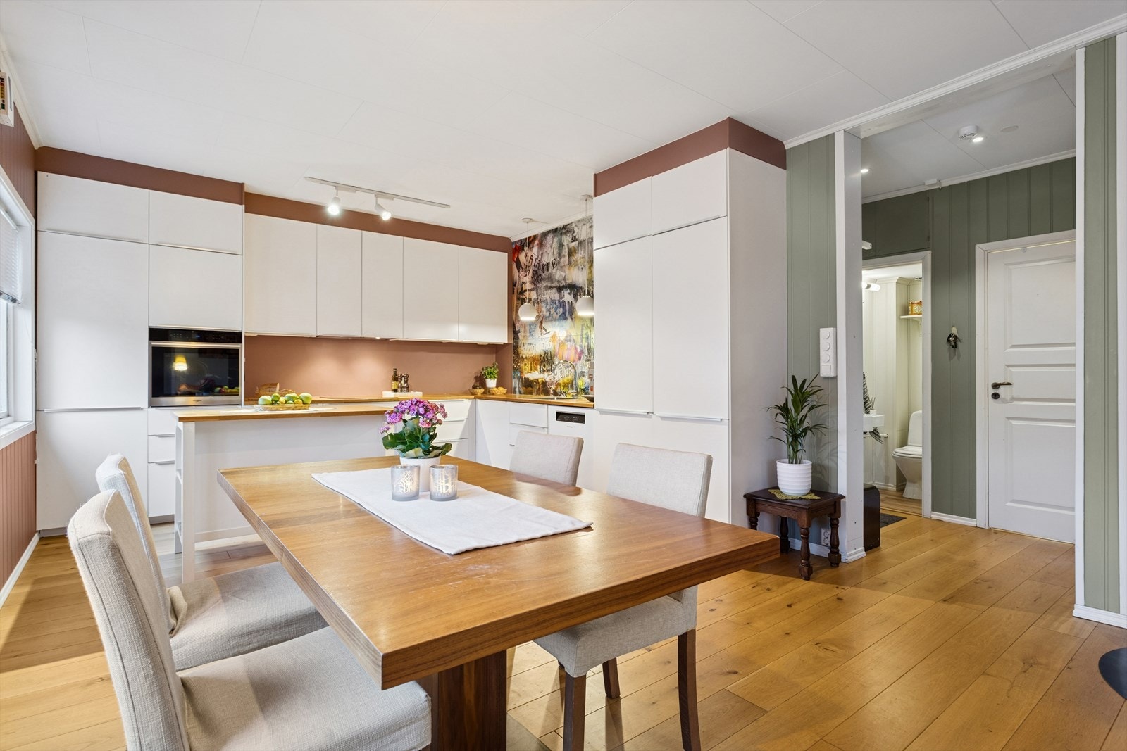 Direkte forbindelse til entréen gir enkel tilgang til de sosiale rommene i leiligheten. Her er det også en lun og fin vedovn som gir deg godt med varme når temperaturene synker. Galleribilde