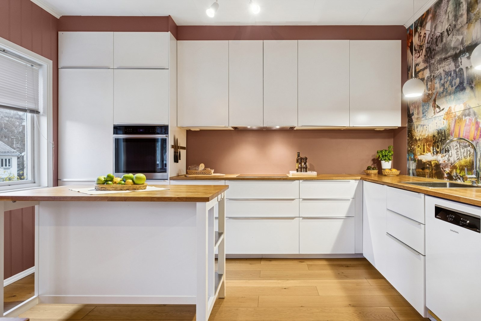 Tidsriktig kjøkkeninnredning med hvite, slette fronter og heltre benkeplate som gir kjøkkenet et ryddig uttrykk. Galleribilde