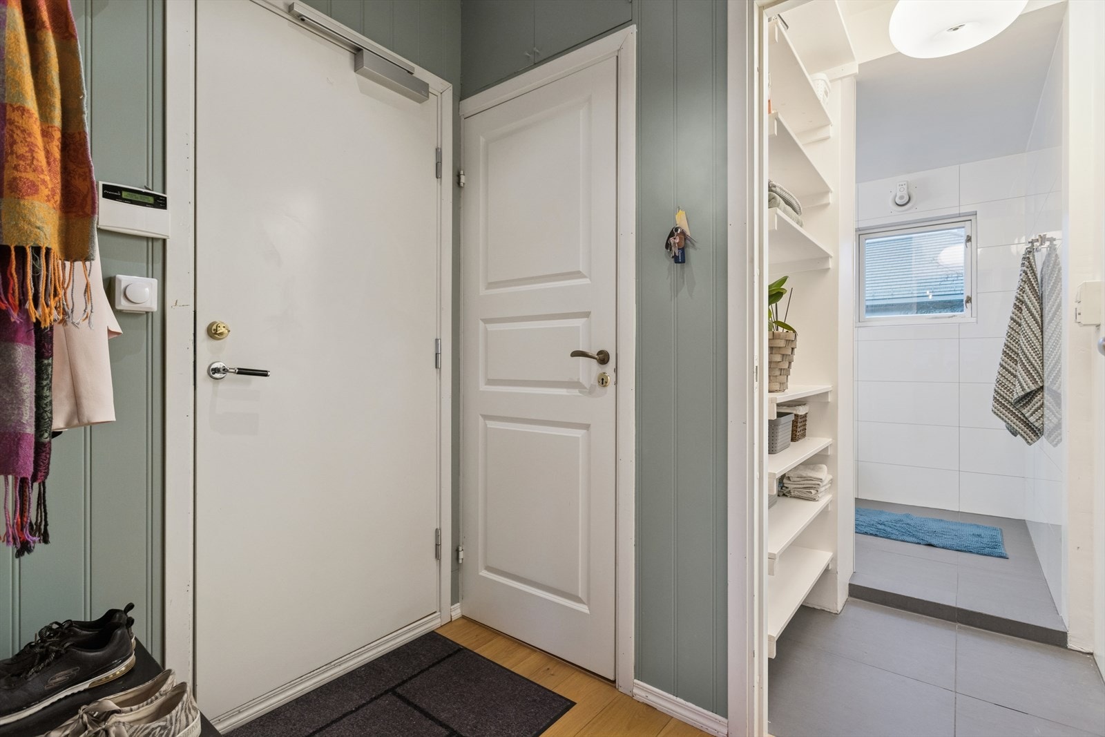 Ideelt for et voksent par som familiebolig, studenter eller å bo selv i 2.etasje og leie ut hybelleilighet på loftet. Velkommen på visning! Galleribilde