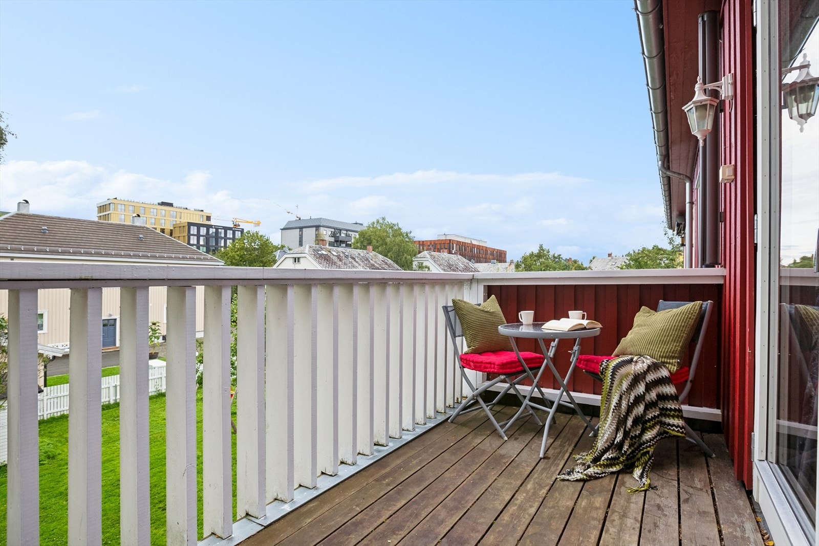 Blant de fremste kvalitetene ved boligen er denne herlige balkongen, med adkomst fra stue. Her har du plass til utemøblement som sittegruppe og grill. Galleribilde