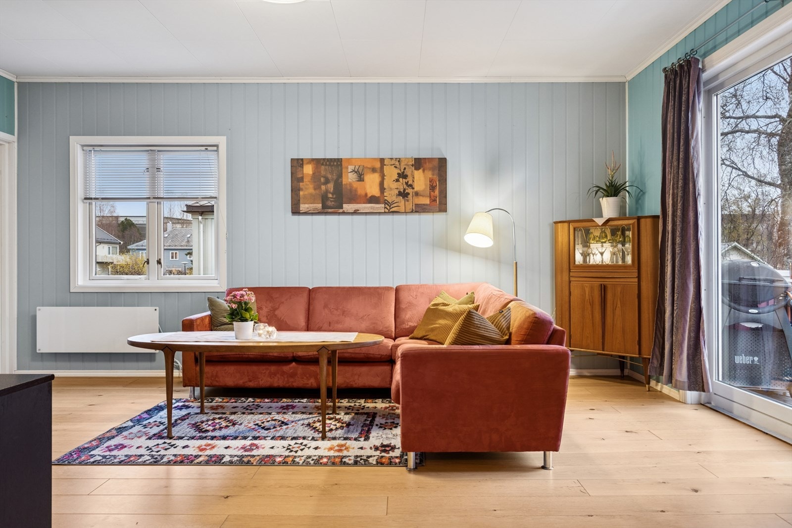 Store vindusflater i hele boligen gir godt lysinnslipp og en behagelig romfølelse. Galleribilde