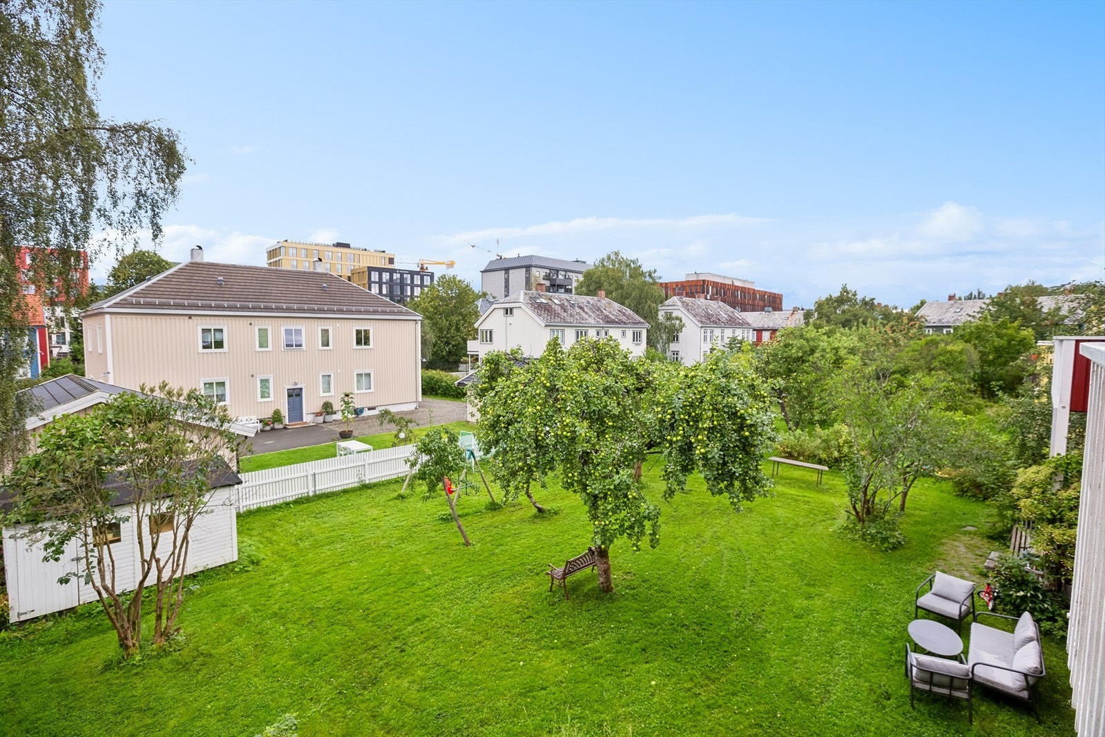 Fra den vestvendte balkongen har du god oversikt over det velholdte fellesarealet. Beliggenheten kan for øvrig anses som en av de bedre i tunet, med fritt utsyn og uhindret utsikt. Galleribilde