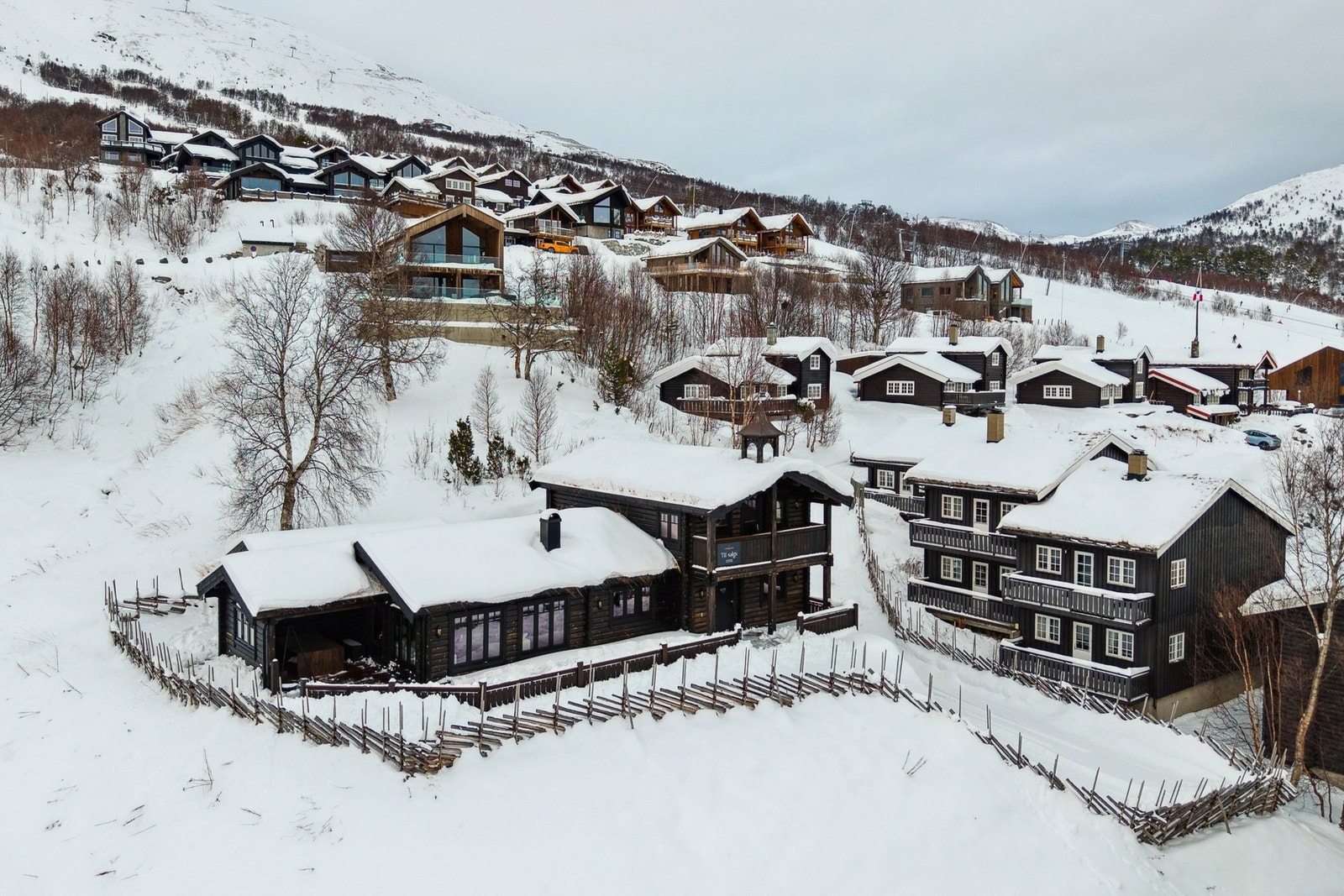 Hytta går over tre plan, med praktiske løsninger, blant annet integrert garasjeanlegg. Galleribilde