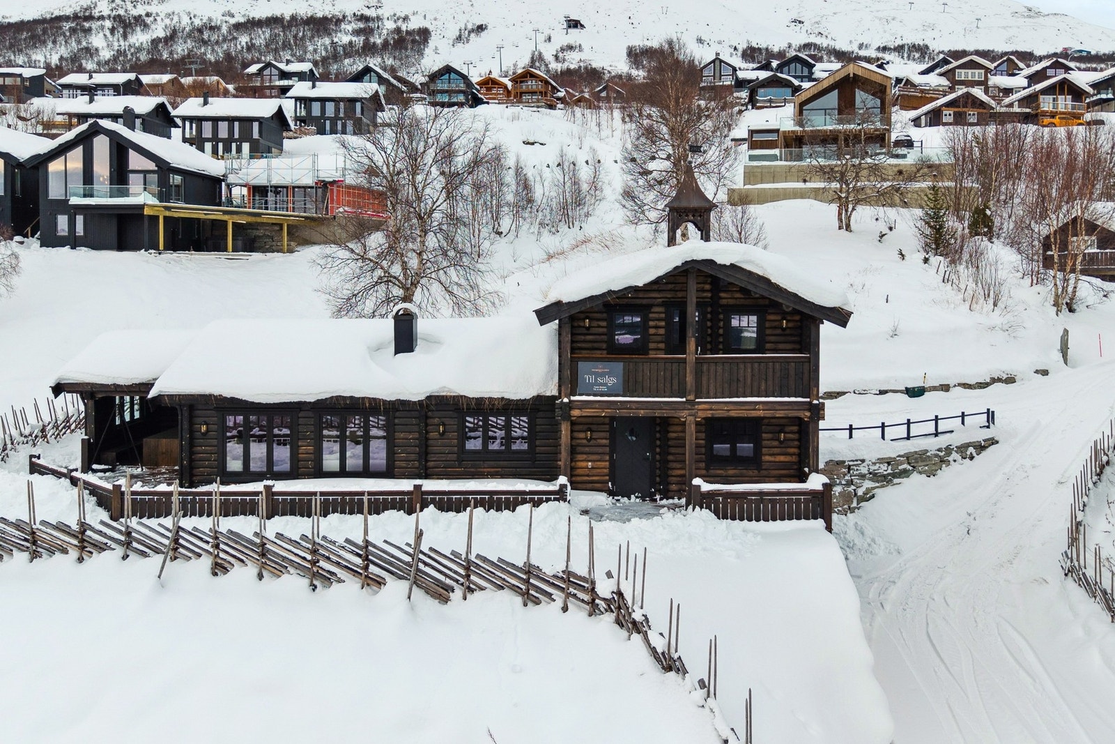 Påkostet tømmerhytte med gjennomgående kvaliteter i alle ledd. Galleribilde