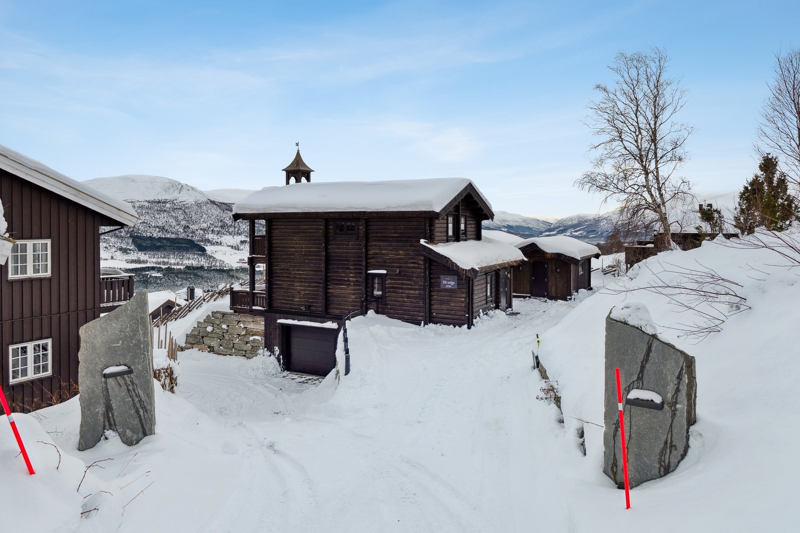 Flott opparbeidet tomt med innkjørsel til hytten og garasjen. Adkomsten er belyst når det mørkner. Galleribilde