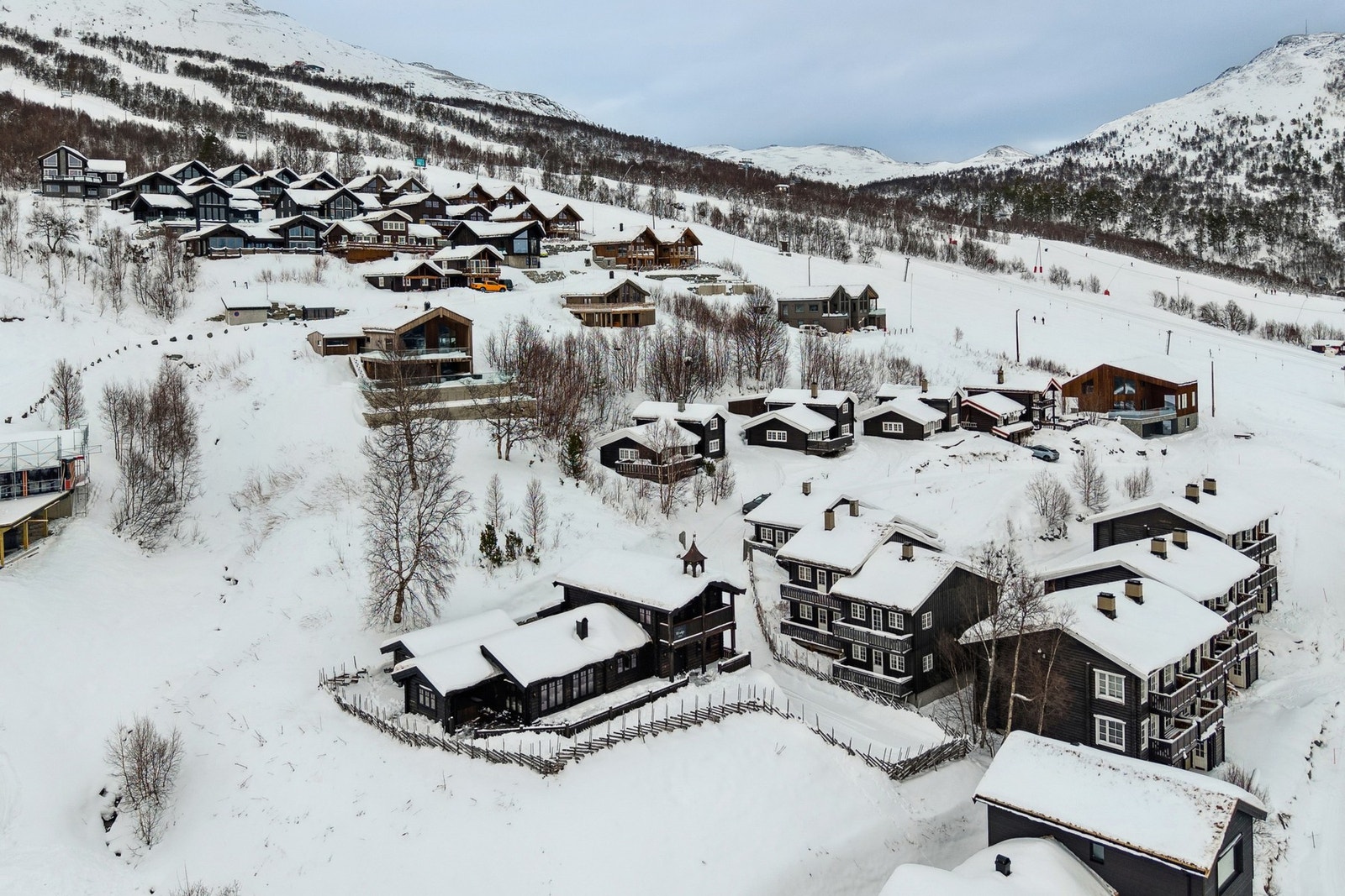 Hytta ligger på et eget platå i Vangslia. Dette sikrer vid utsikt fra flere bruksrom samtidig som hytta oppleves skjermet. Turskiløypa til Grøtsetra/Gjevilvassdalen passerer like ved feltet. Galleribilde
