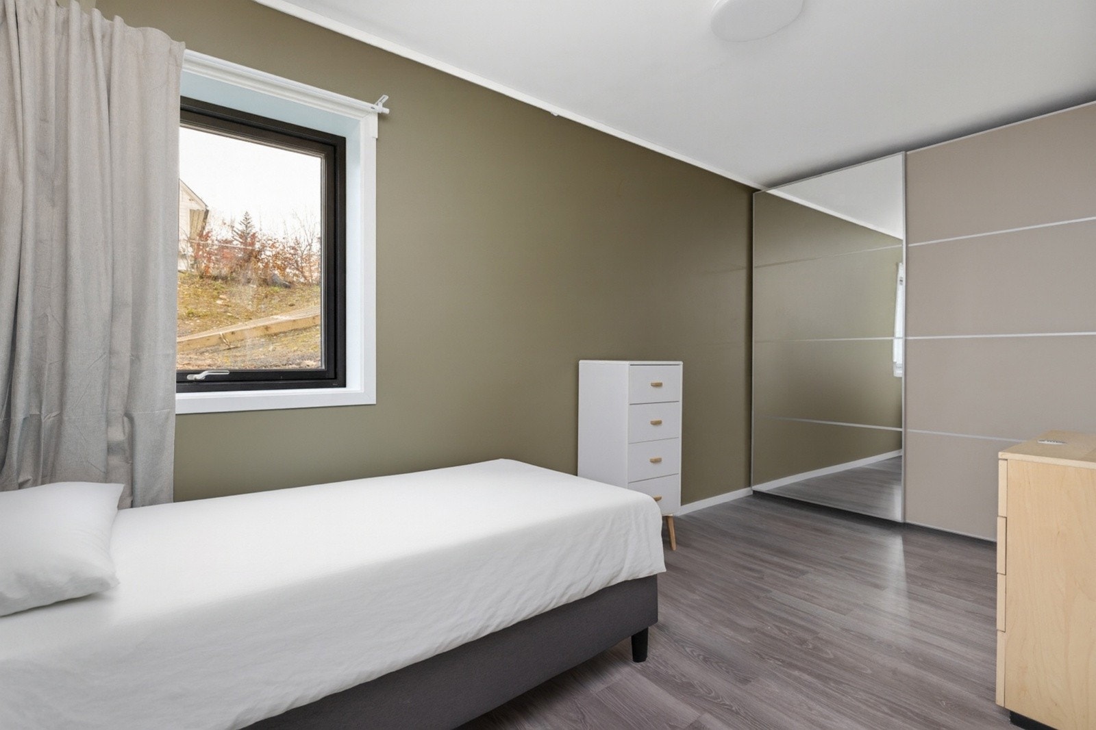 Romslig soverom med stor skyvedørsgarderobe - Utleie Galleribilde