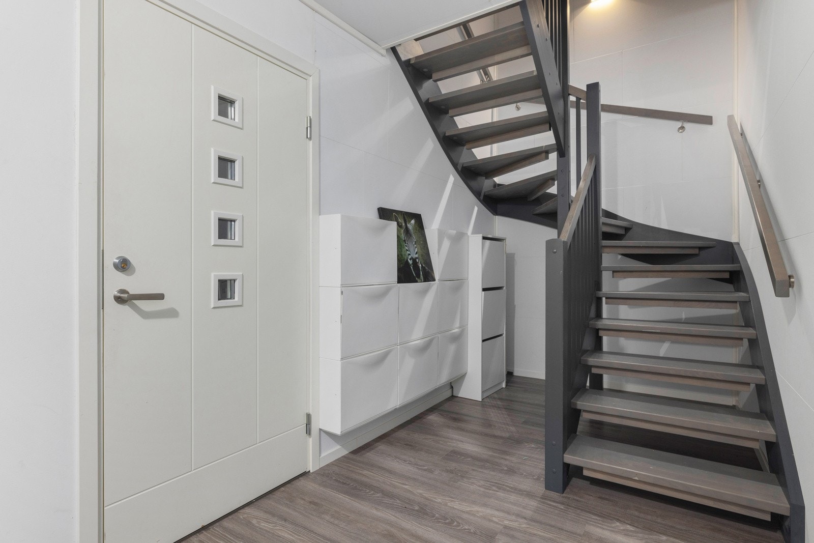 Moderne entré med trapp opp til hovedetasjen. Galleribilde