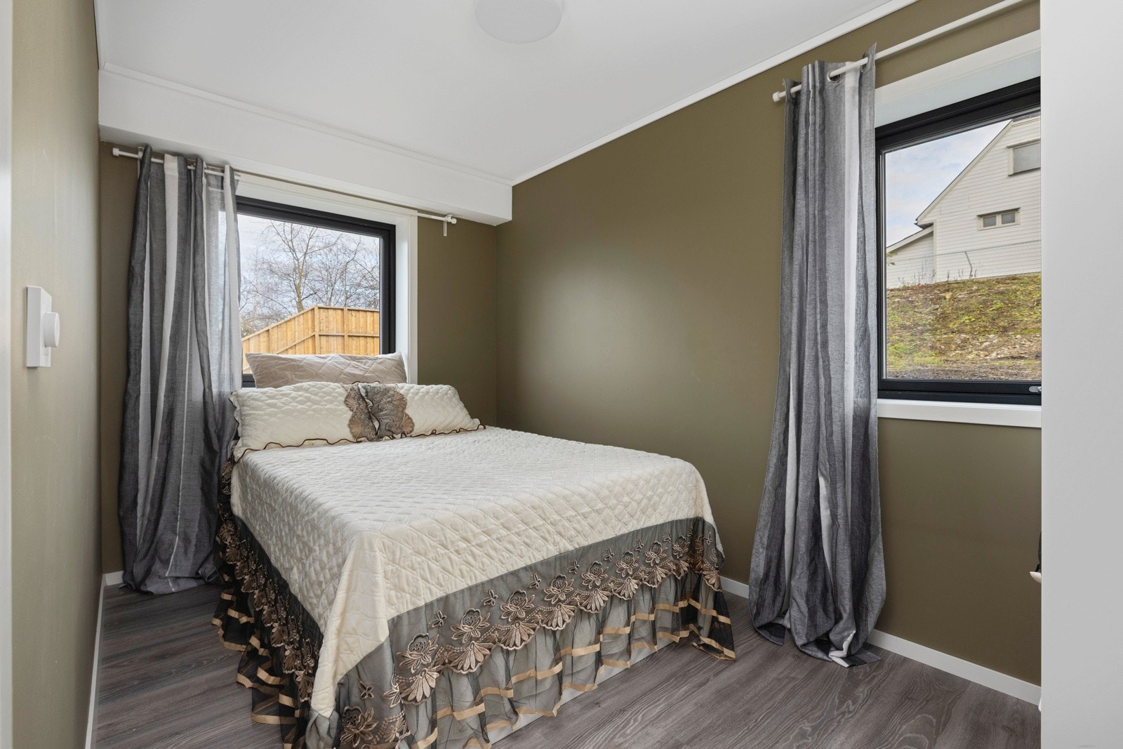 Trivelig soverom med fint lysinnslipp fra to sider - Utleie Galleribilde