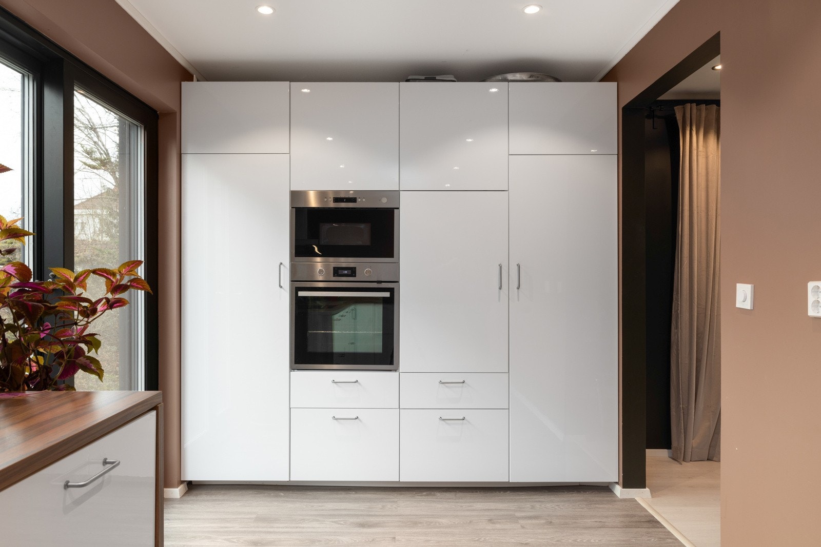 Integrerte hvitevarer og smart oppbevaringsløsning. Galleribilde