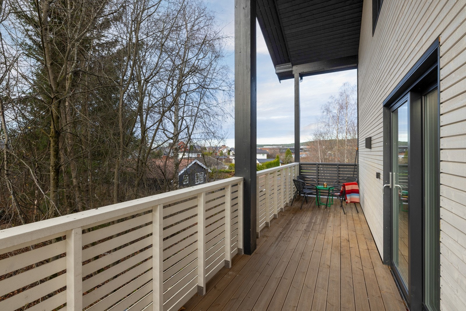 Stor og skjermet terrasse med flott utsikt. Galleribilde