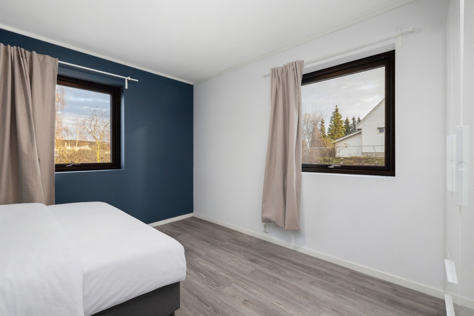 Lyst soverom med plass til både seng og oppbevaring. Galleribilde