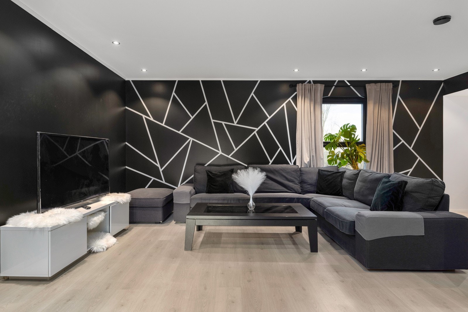 Elegant stue med særpreget designvegg og god sitteplass. Galleribilde