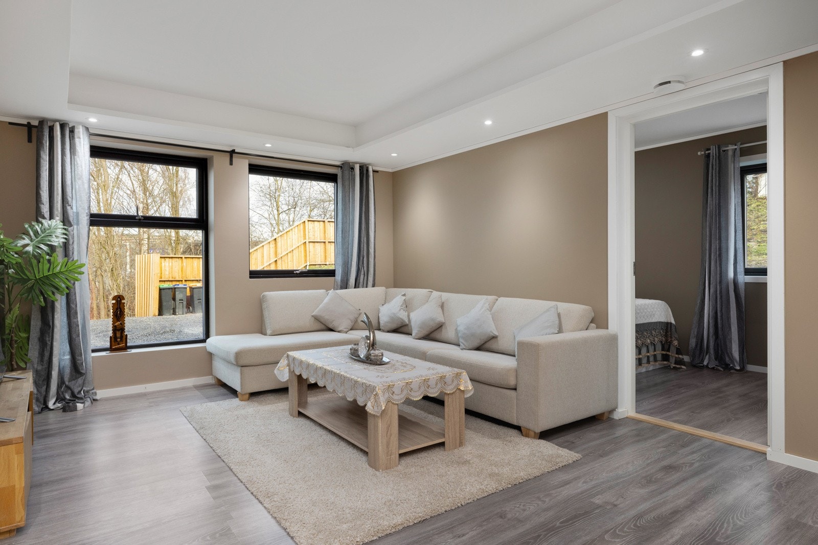 Innbydende stue med store vinduer og behagelig atmosfære - Utleie Galleribilde