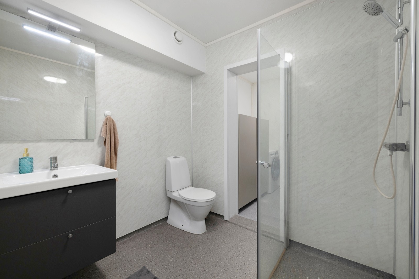 Lyst baderom med praktisk planløsning - Utleie Galleribilde