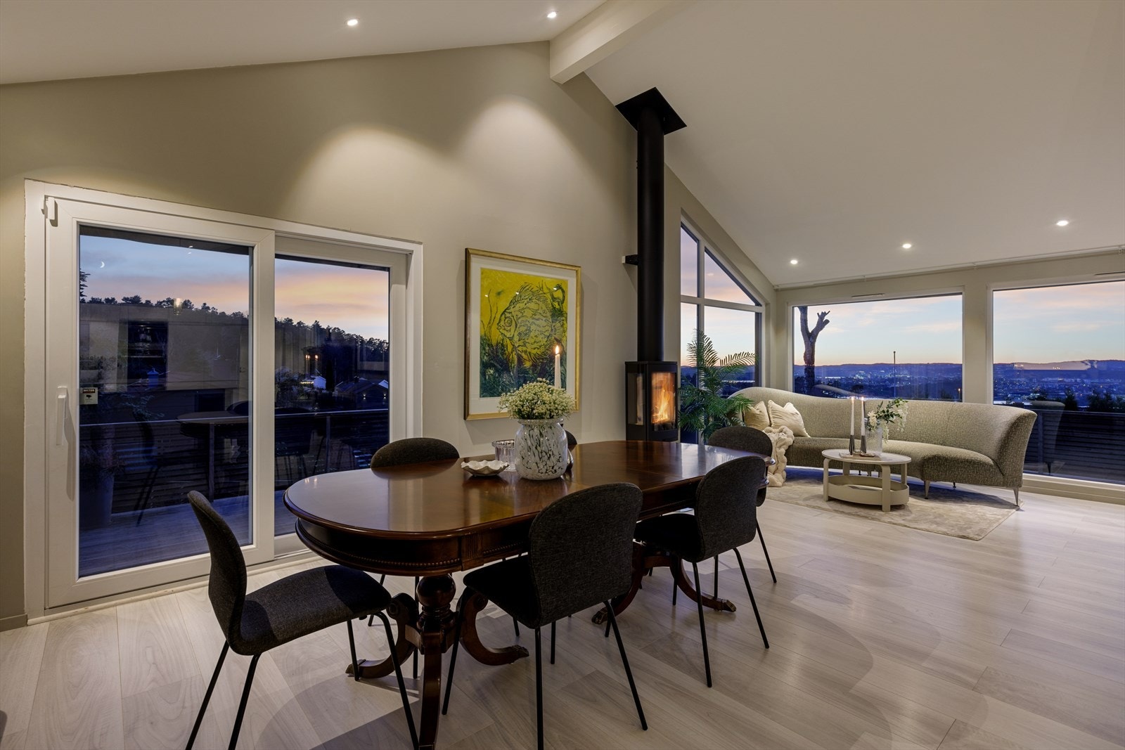 Fra stuen har du direkte utsikt mot topdalsfjorden. havet og vakre omgivelser. Kveldslyset setter en stemningsfull ramme for både hverdagsliv og selskapelighet. Galleribilde