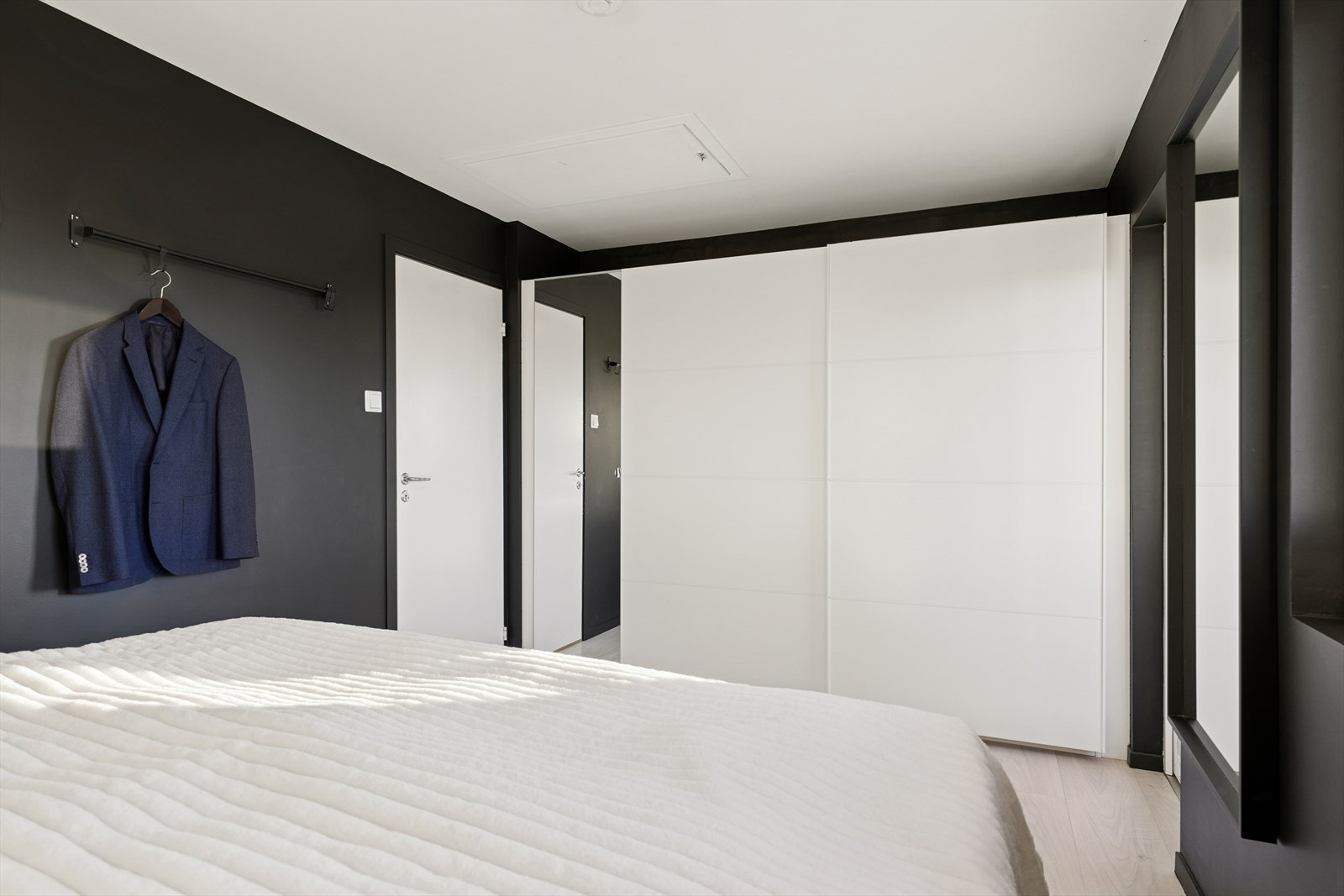Skyvedørsgarderobe gir effektiv oppbevaring i hovedsoverommet. Galleribilde
